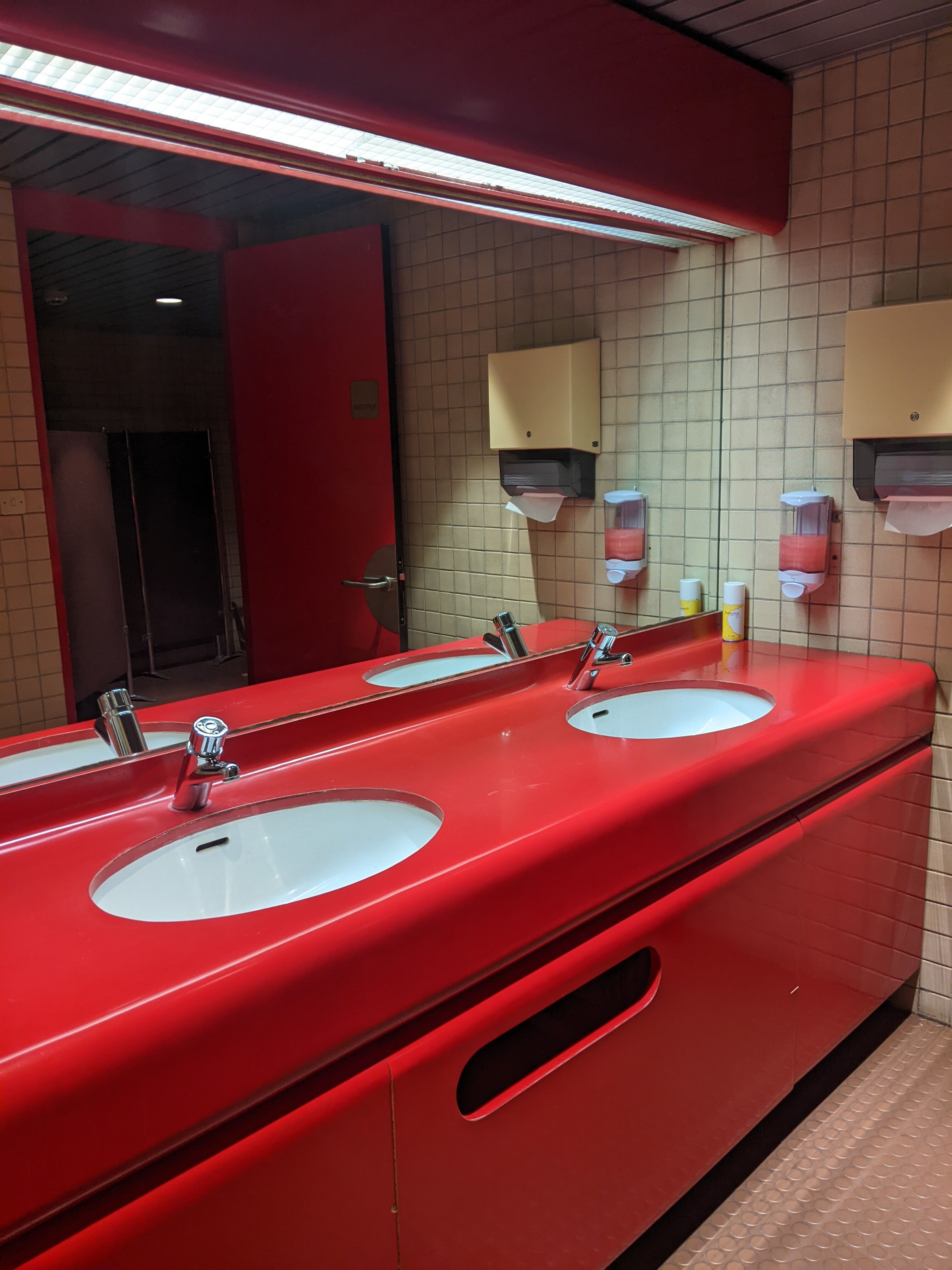 Le mobilier d'hygiène dans les toilettes des salons.