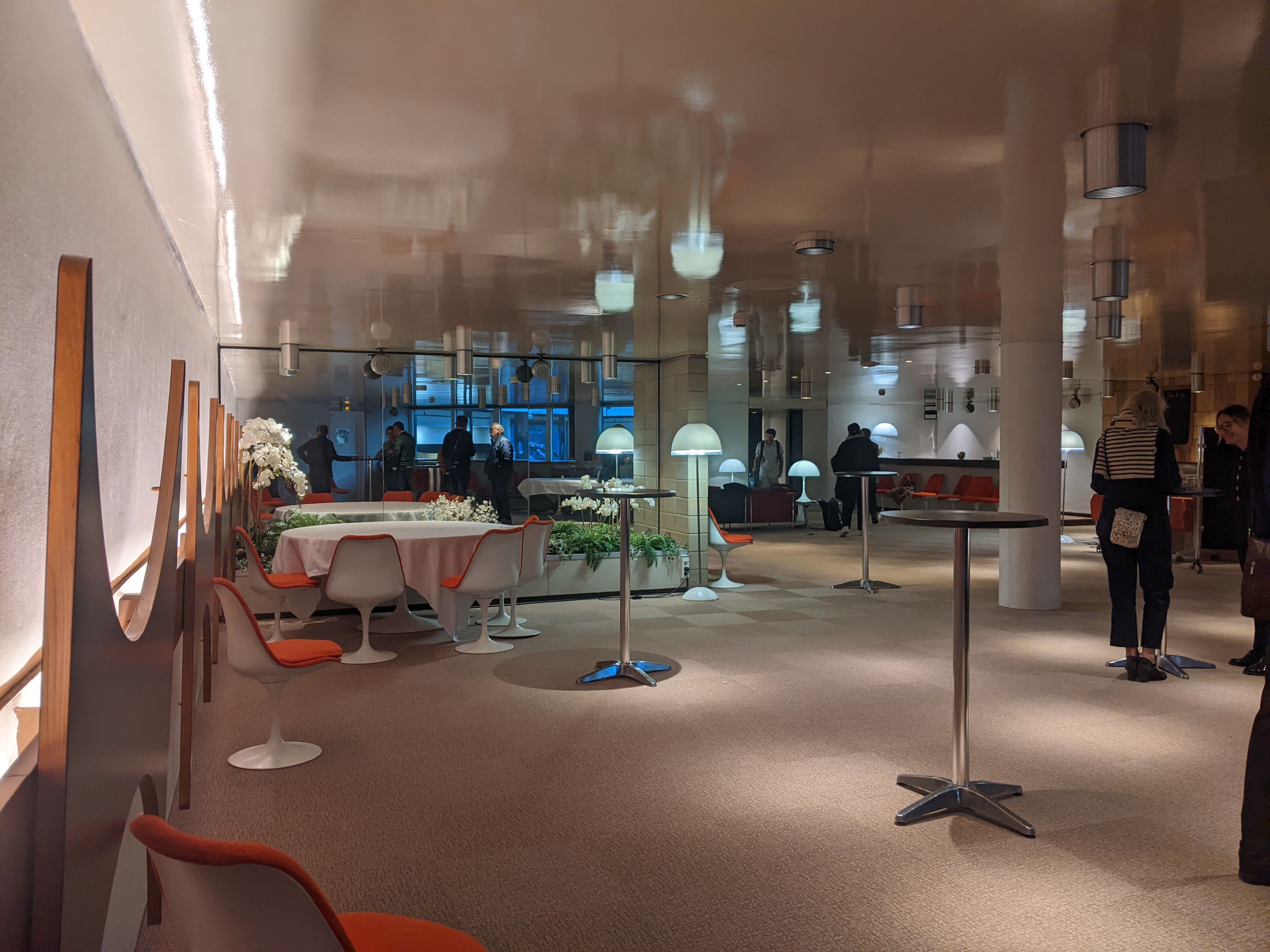 L'un des salons ayant conservé son mobilier et son décor.