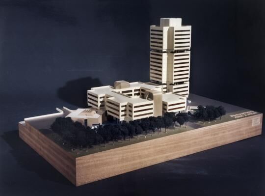 Maquette de l'hôtel de la CUB présentée en 1977.