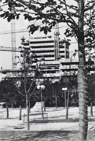 Vue du chantier de l'immeuble en 1978.