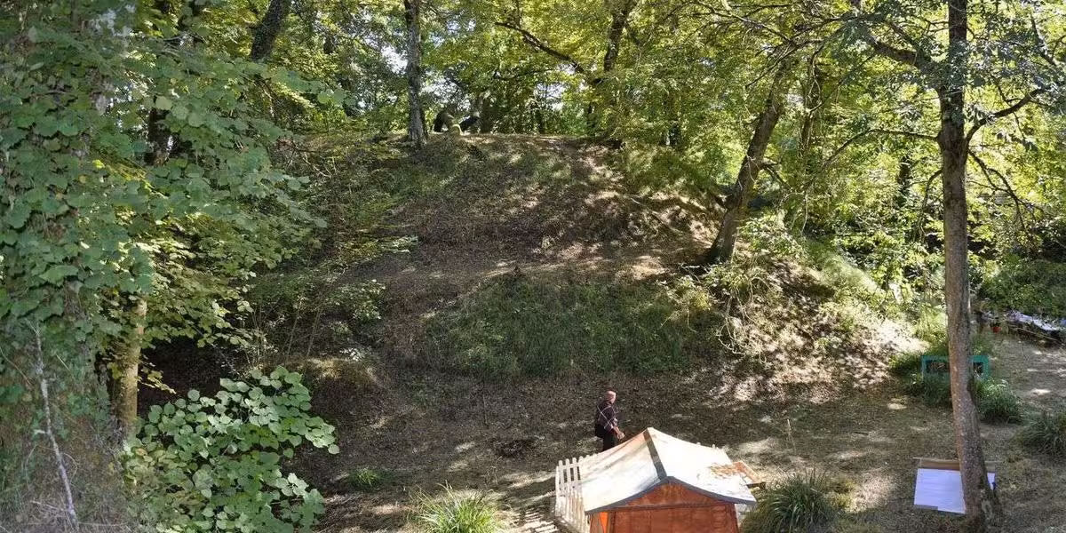  La motte Saint-Albe, nichée sous les arbres