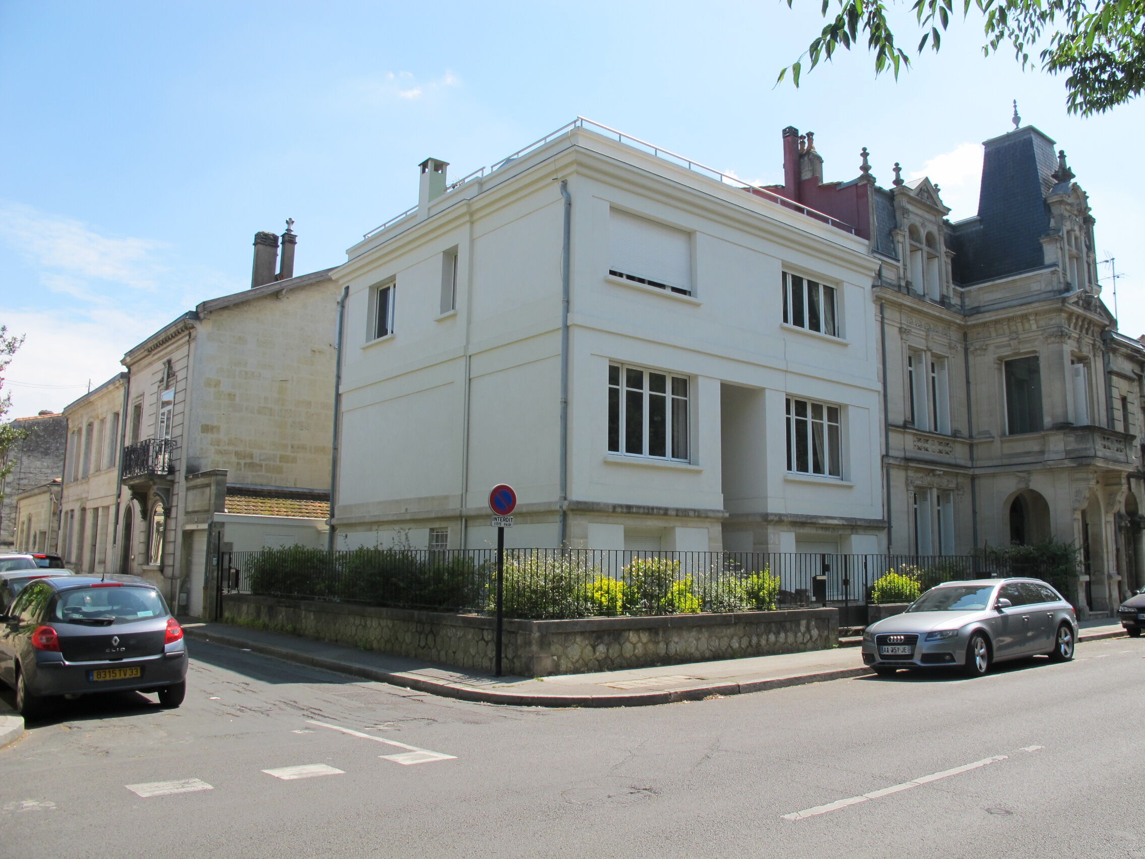 Vue d'ensemble de la maison au croisement des rues du Bocage et du Bosquet.