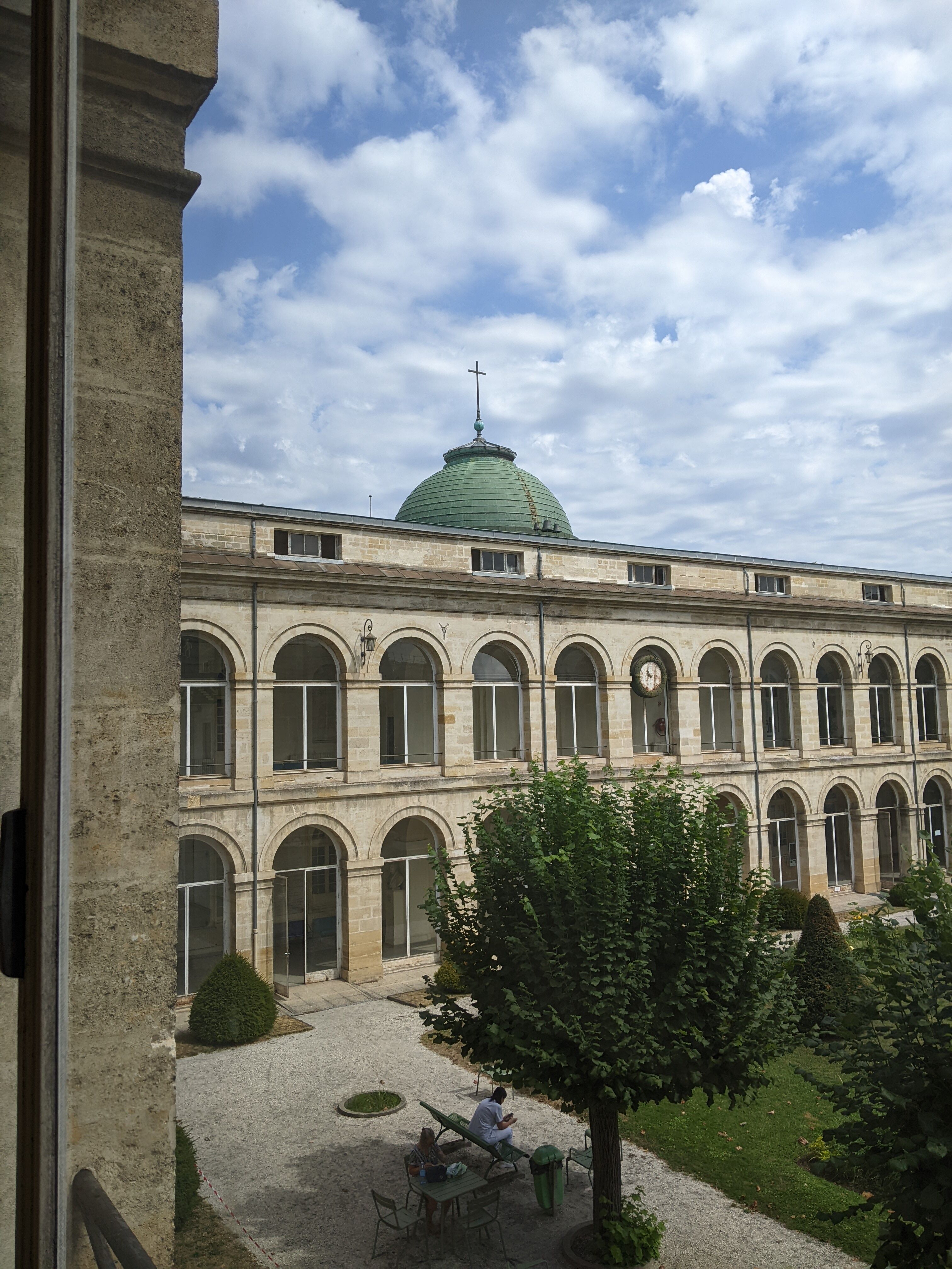 La coupole de la chapelle émergeant de l'aile nord de l'hôpital Saint André.
