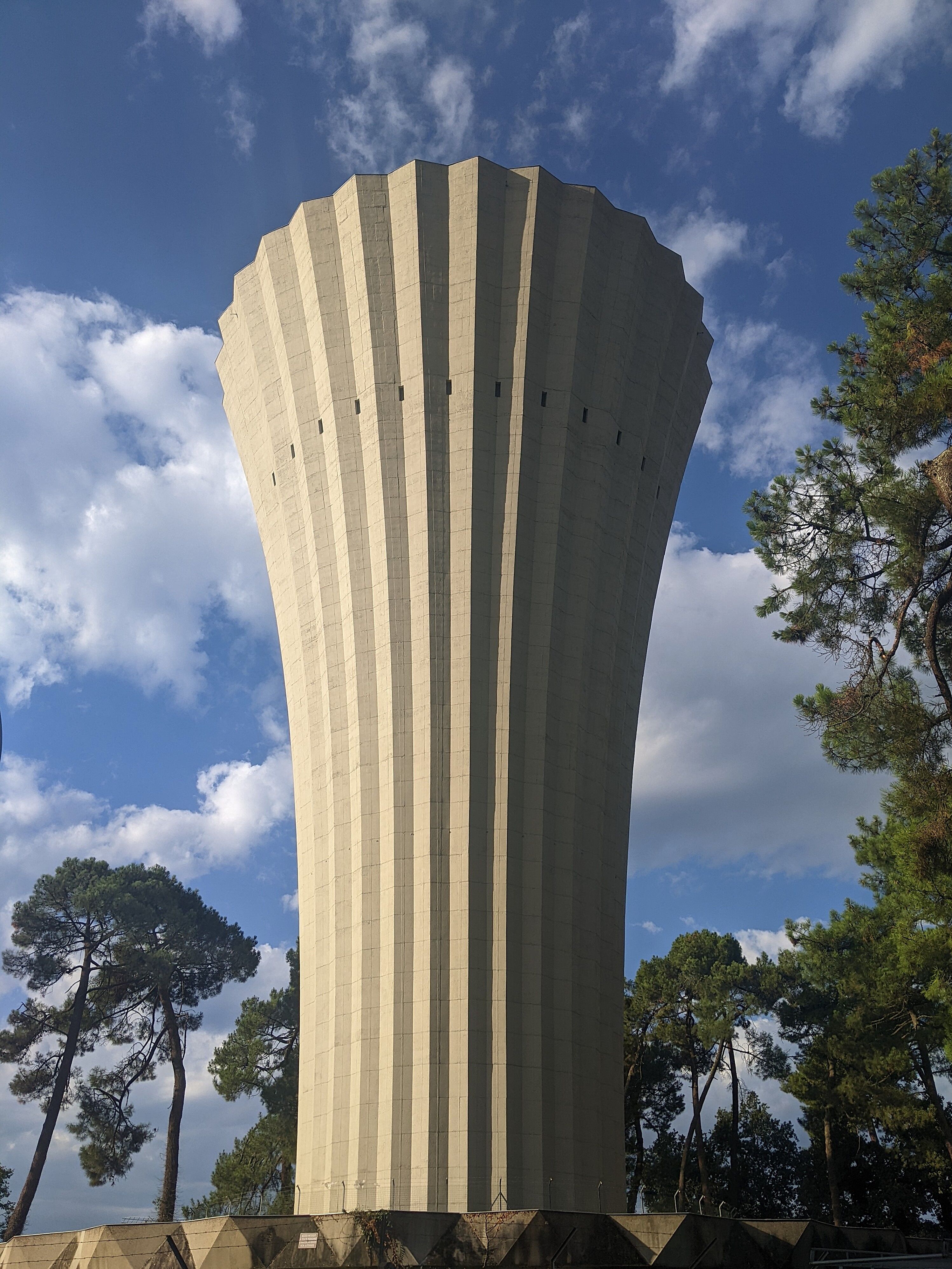 Les plis du béton offrent une texture propice au jeu de lumière.