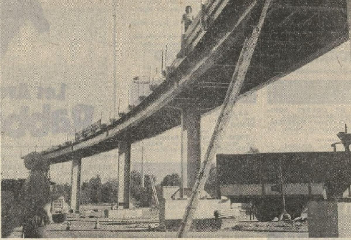 Le 9 octobre 1973, la pose du tablier métallique de l’autopont
