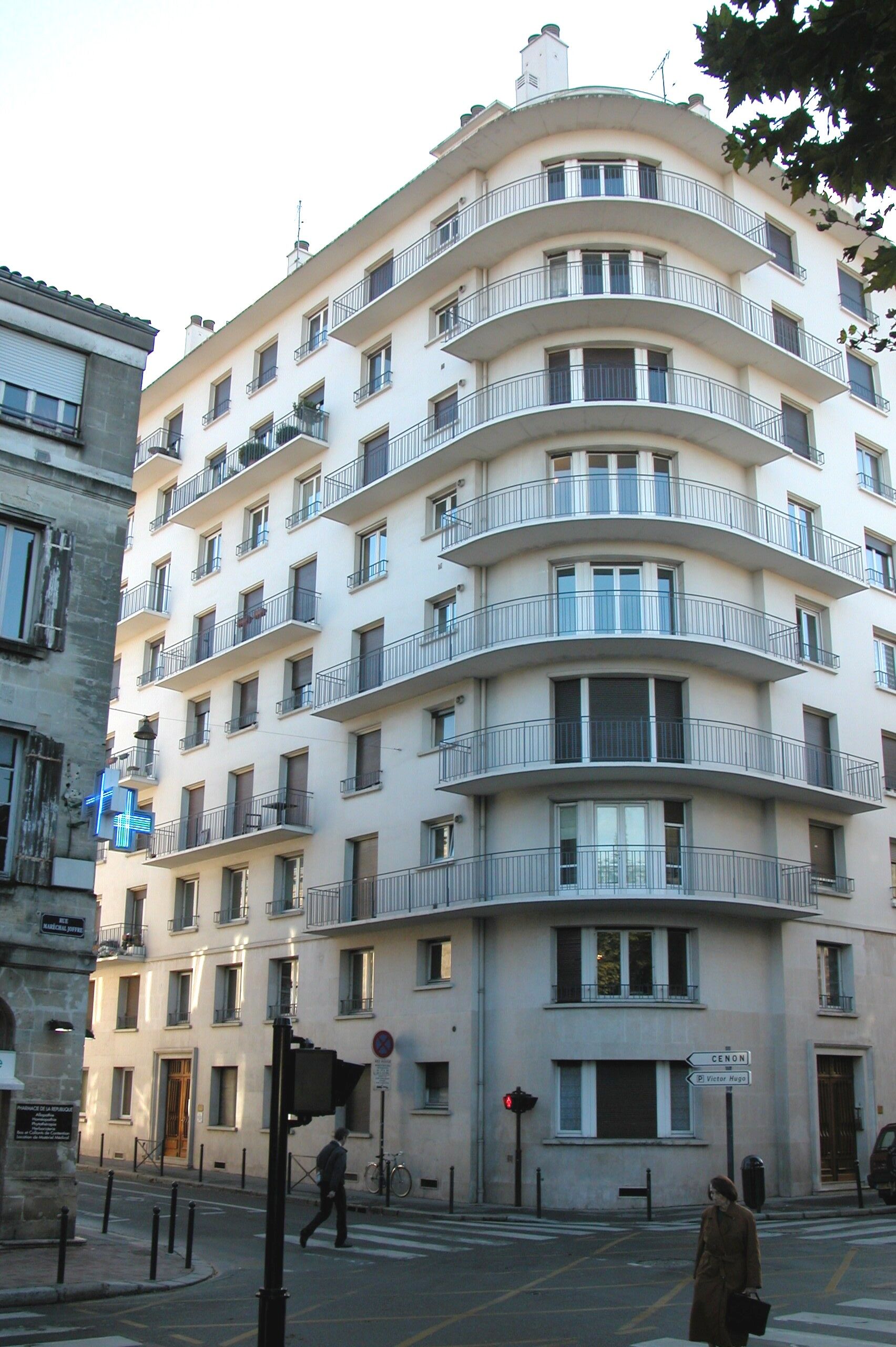 Vue d'ensemble de la résidence avec les balcons filants sur l'angle adouci.