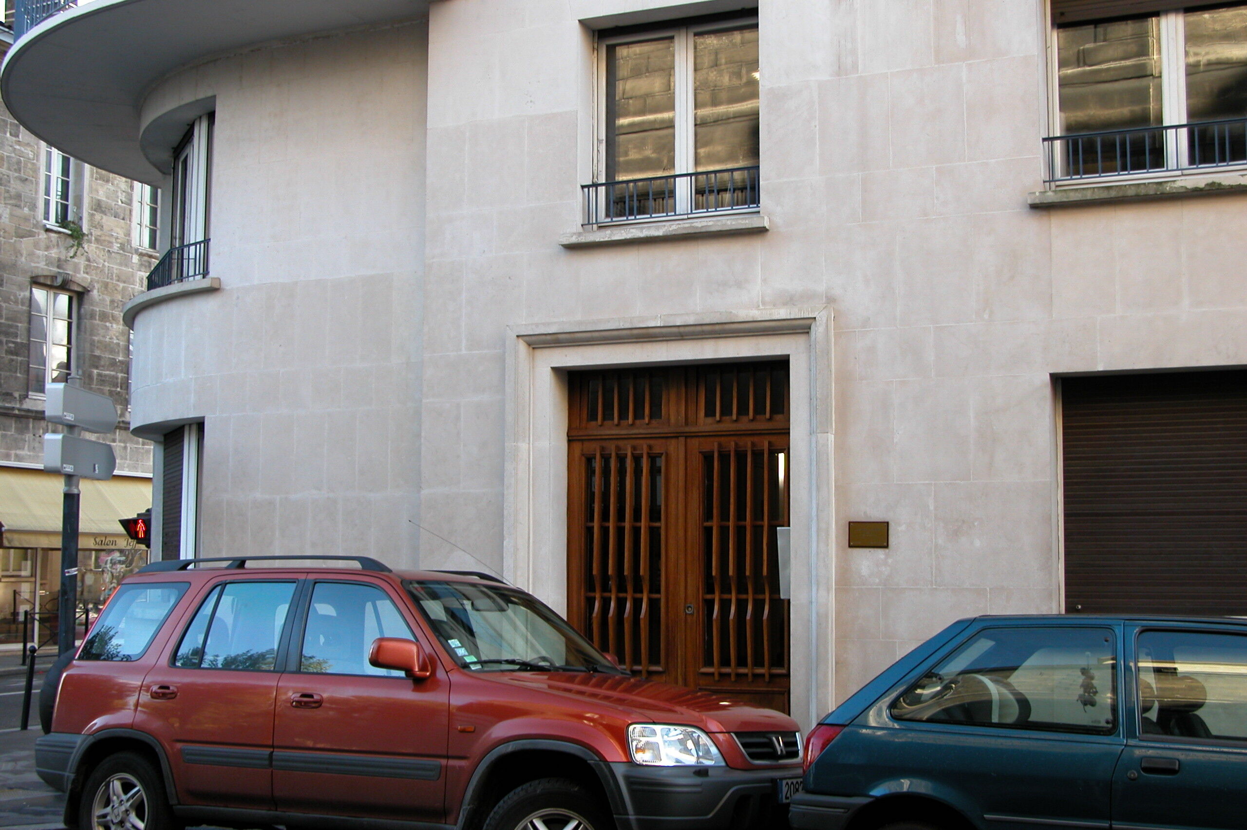 La porte d'entrée sur la rue Jean-Burget.