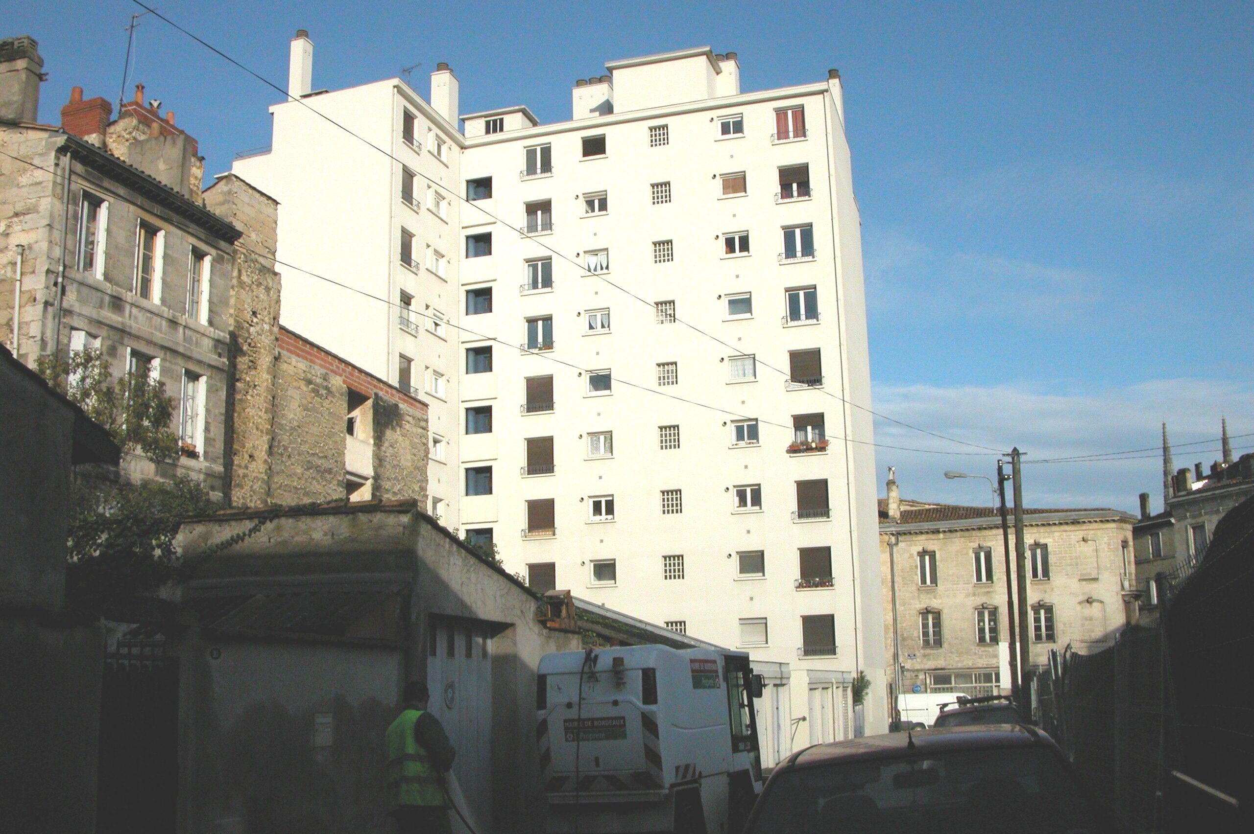 Façades arrières de la résidence avec, au pied, les zones de parking.