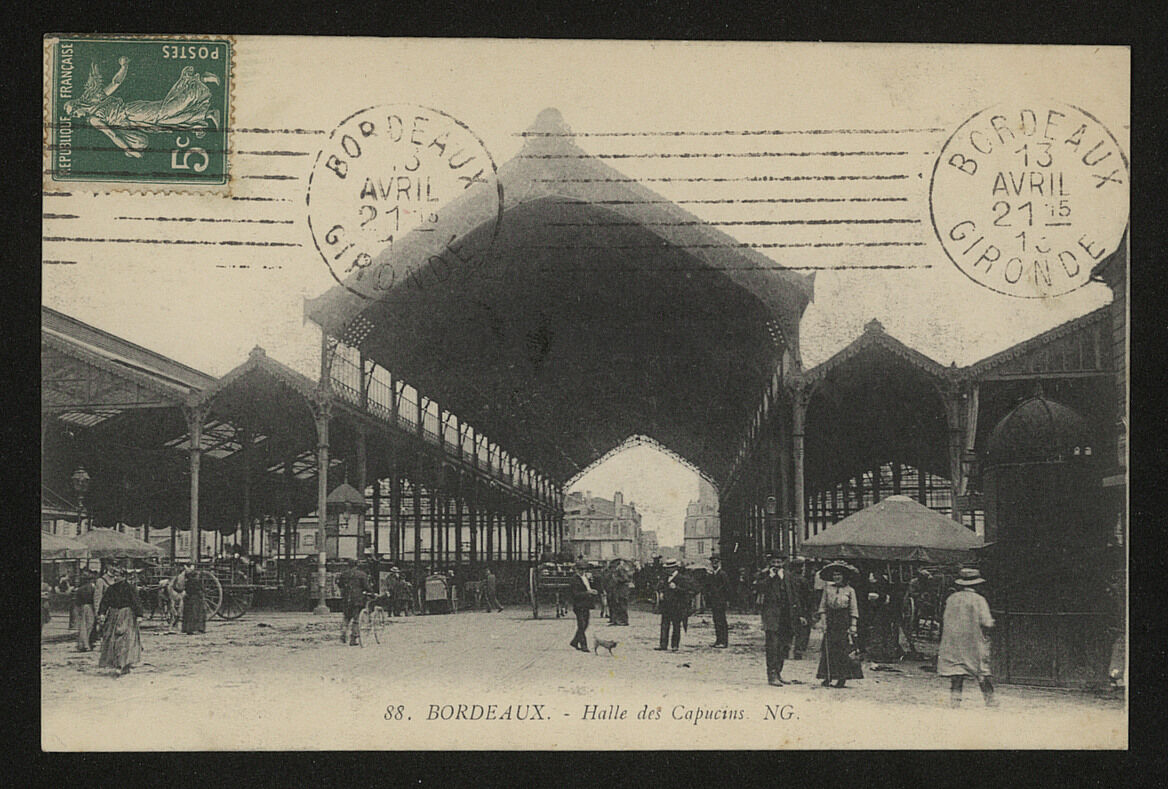 Les halles métalliques du marché installées en 1881, carte postale vers 1900.