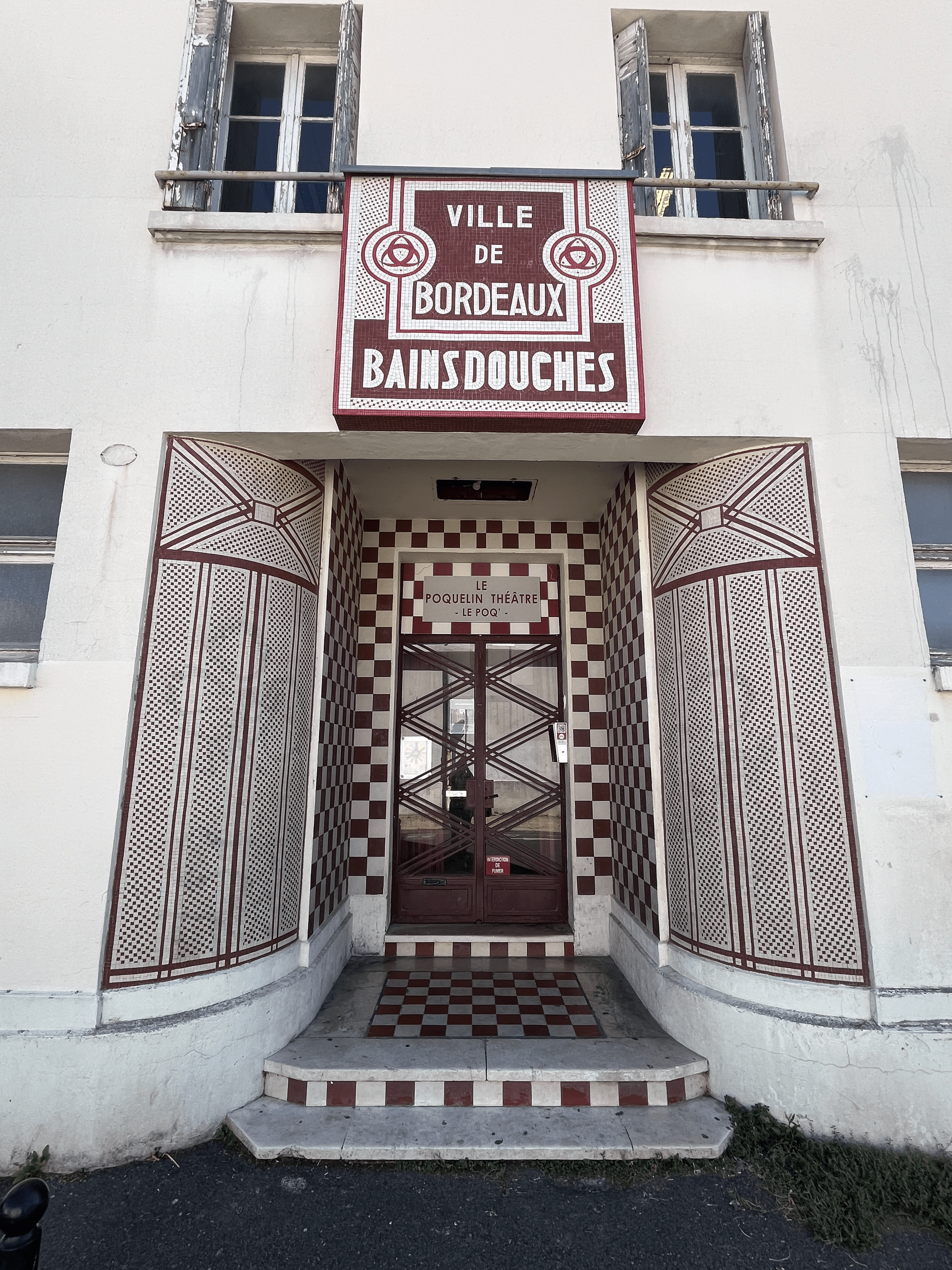 Entrée du bâtiment 