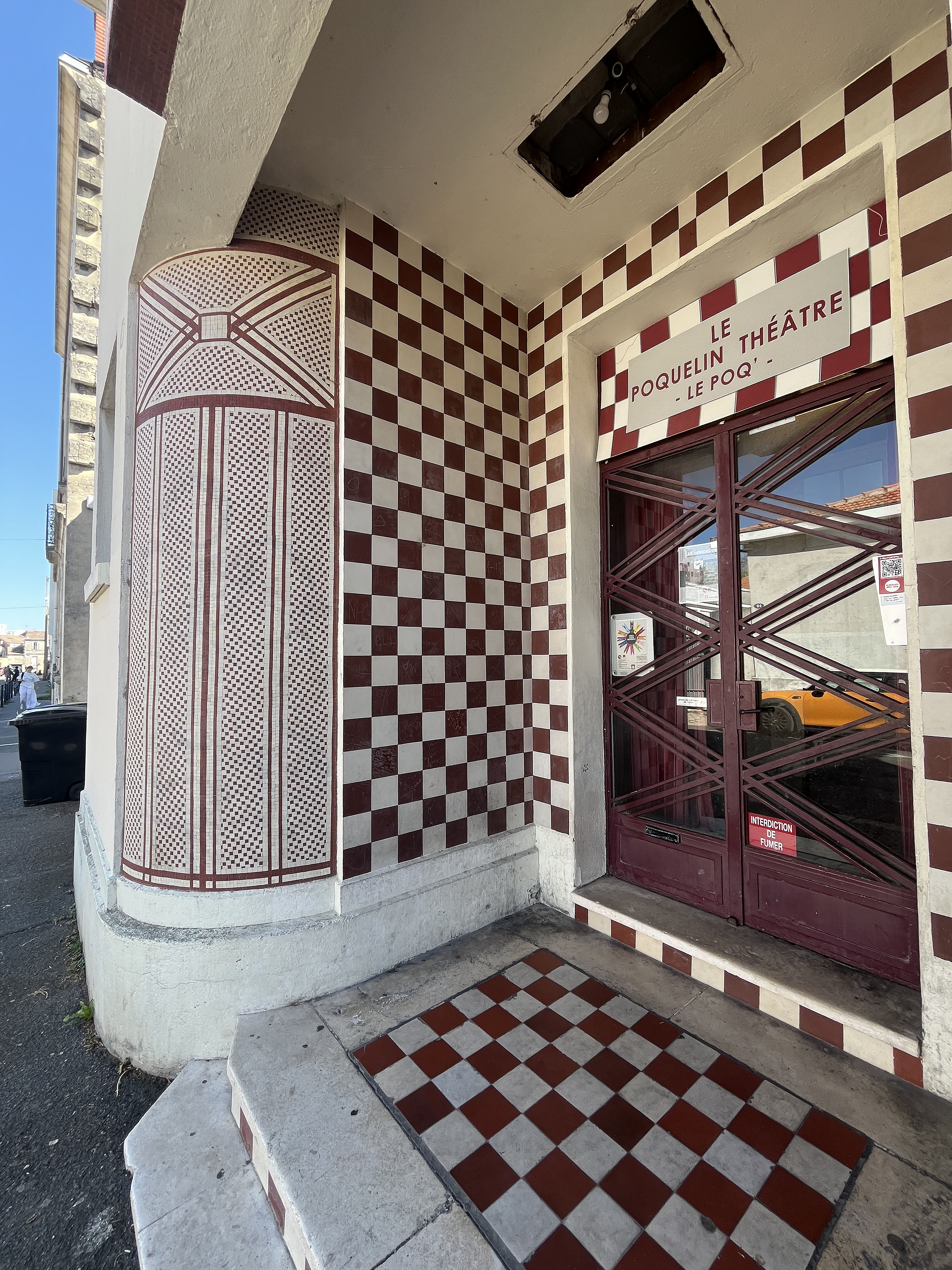 Jeu géométrique de carreaux brun et blanc