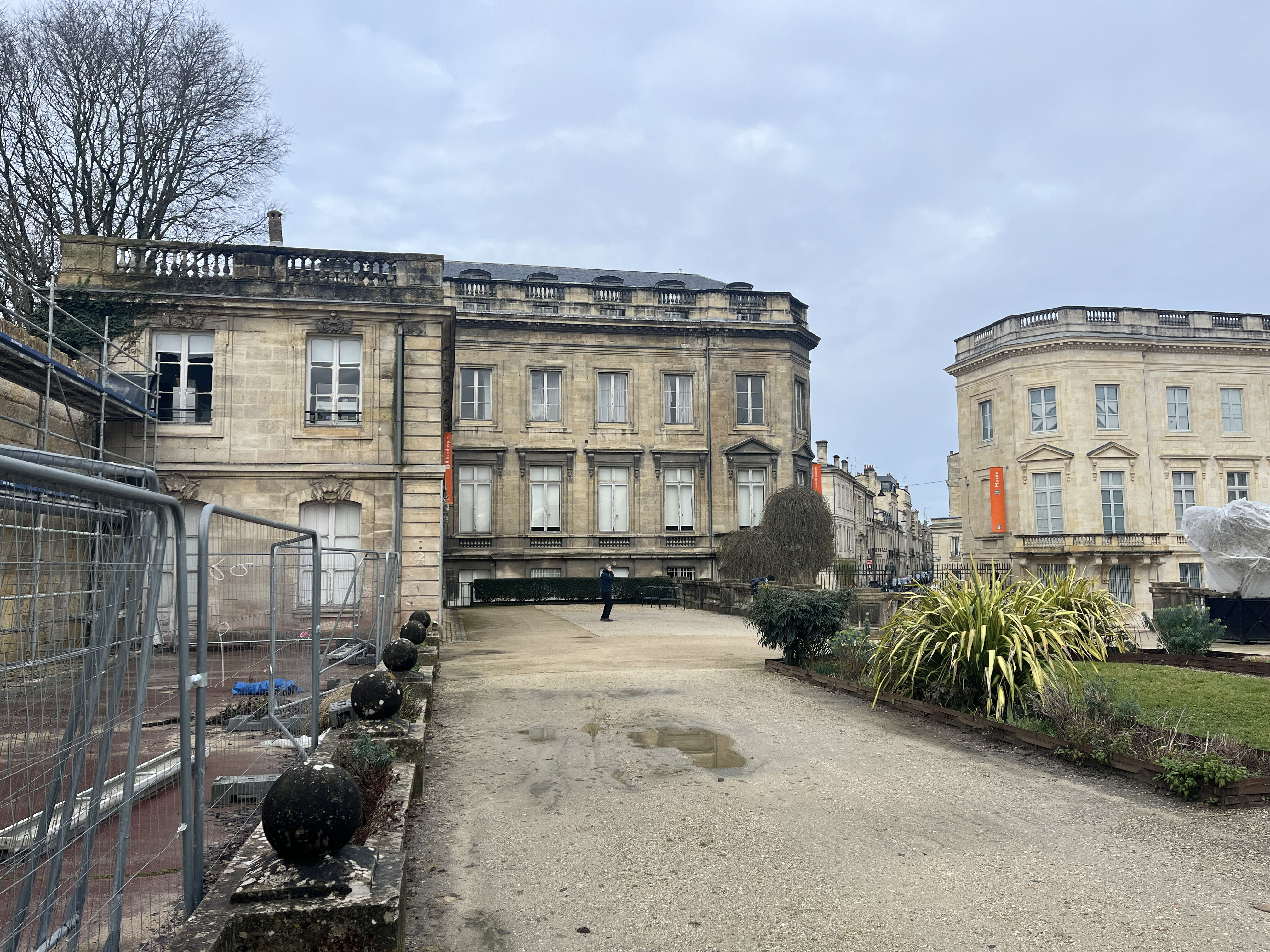 Vue du bâtiment dans le prolongement de la clôture 
