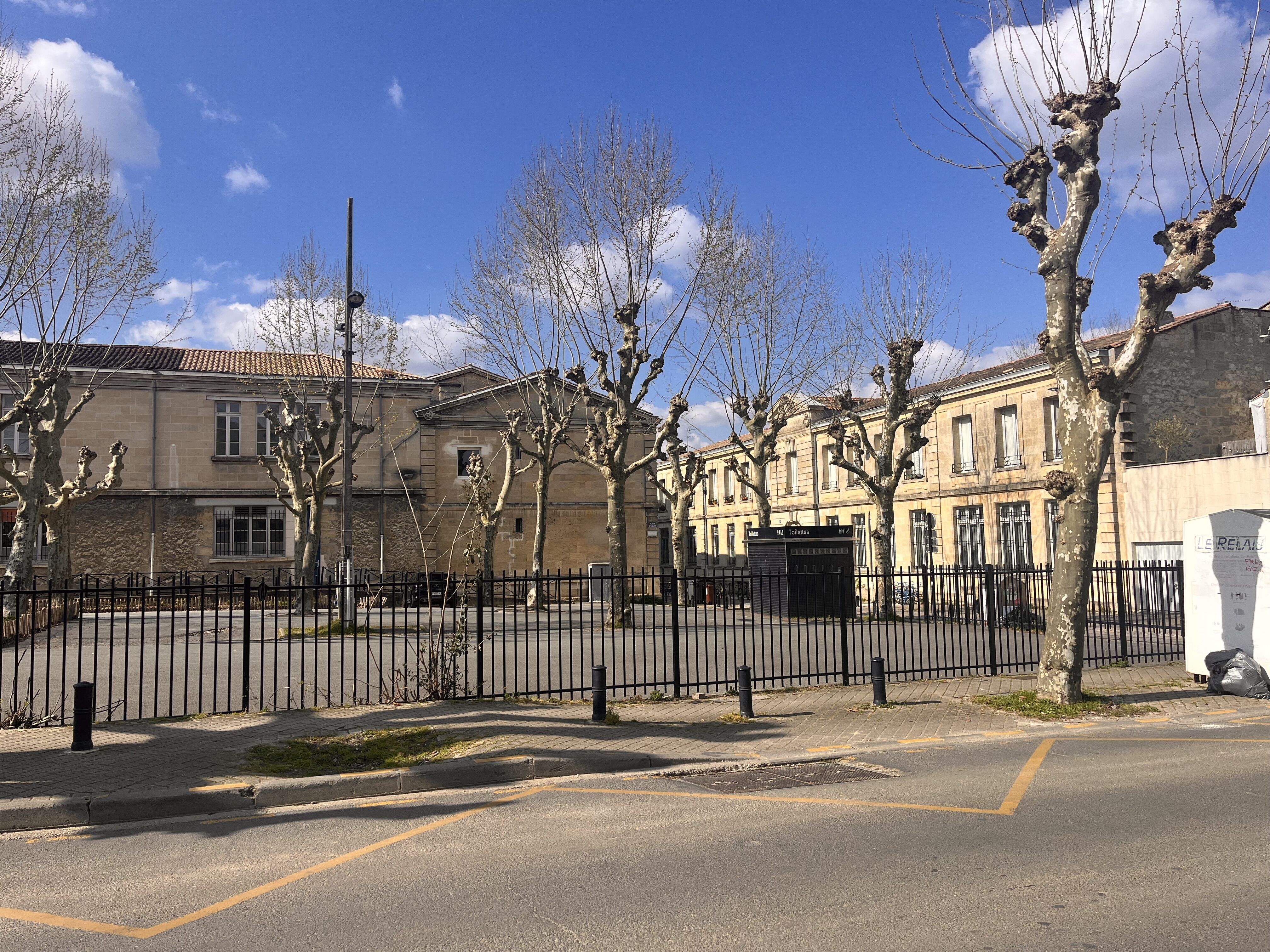 Vue de l'école depuis l'angle de la rue Mouneyra et Alphonse Dupeux