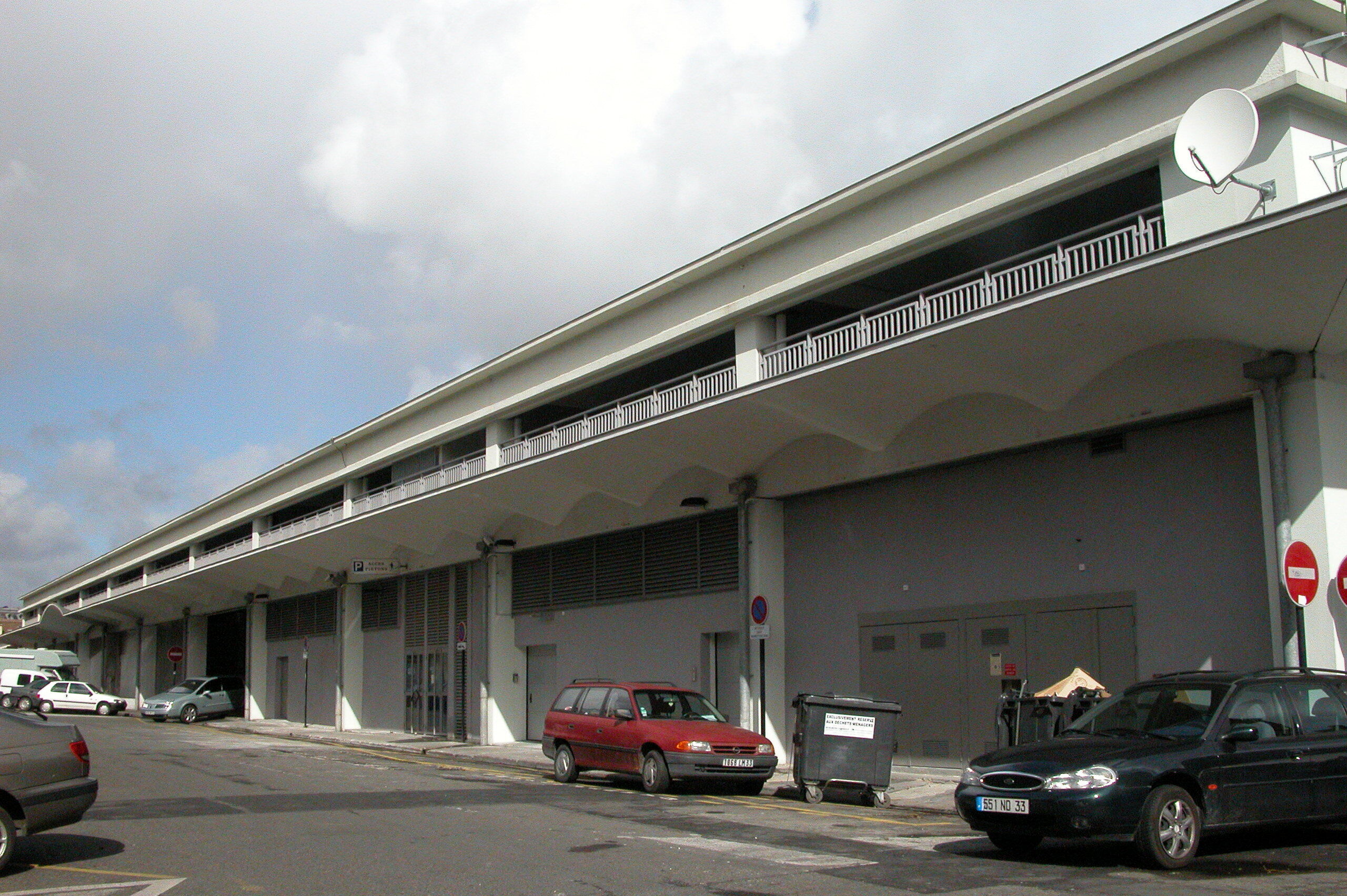 La façade sud de la halle B en 2005.
