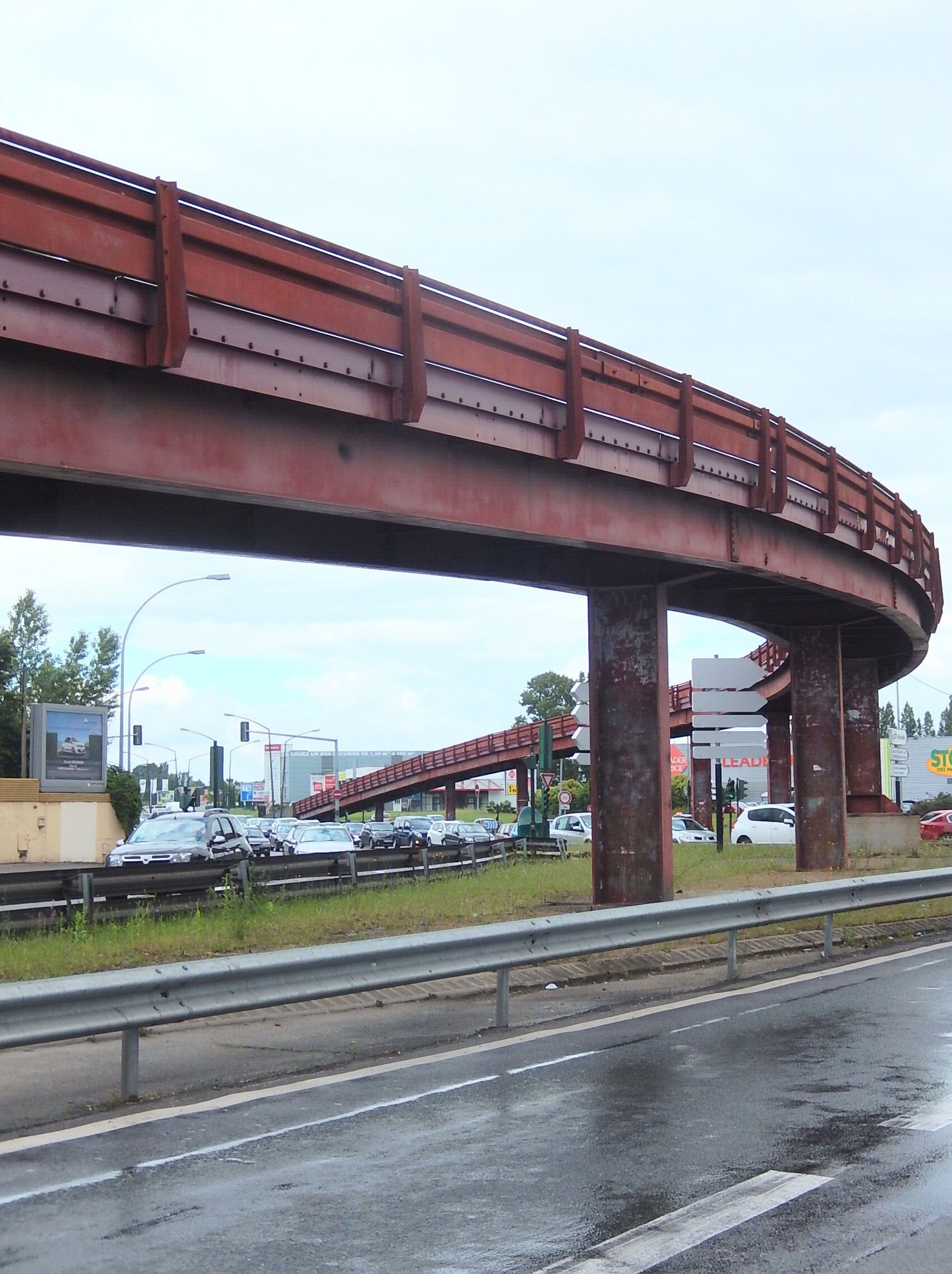 L'autopont à sens unique survolant la Place Latule, à Bordeaux.