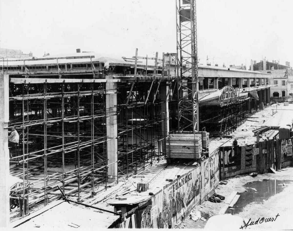 La halle B en chantier, vue vers les immeubles de la rue Jean-de-Malet en 1960.