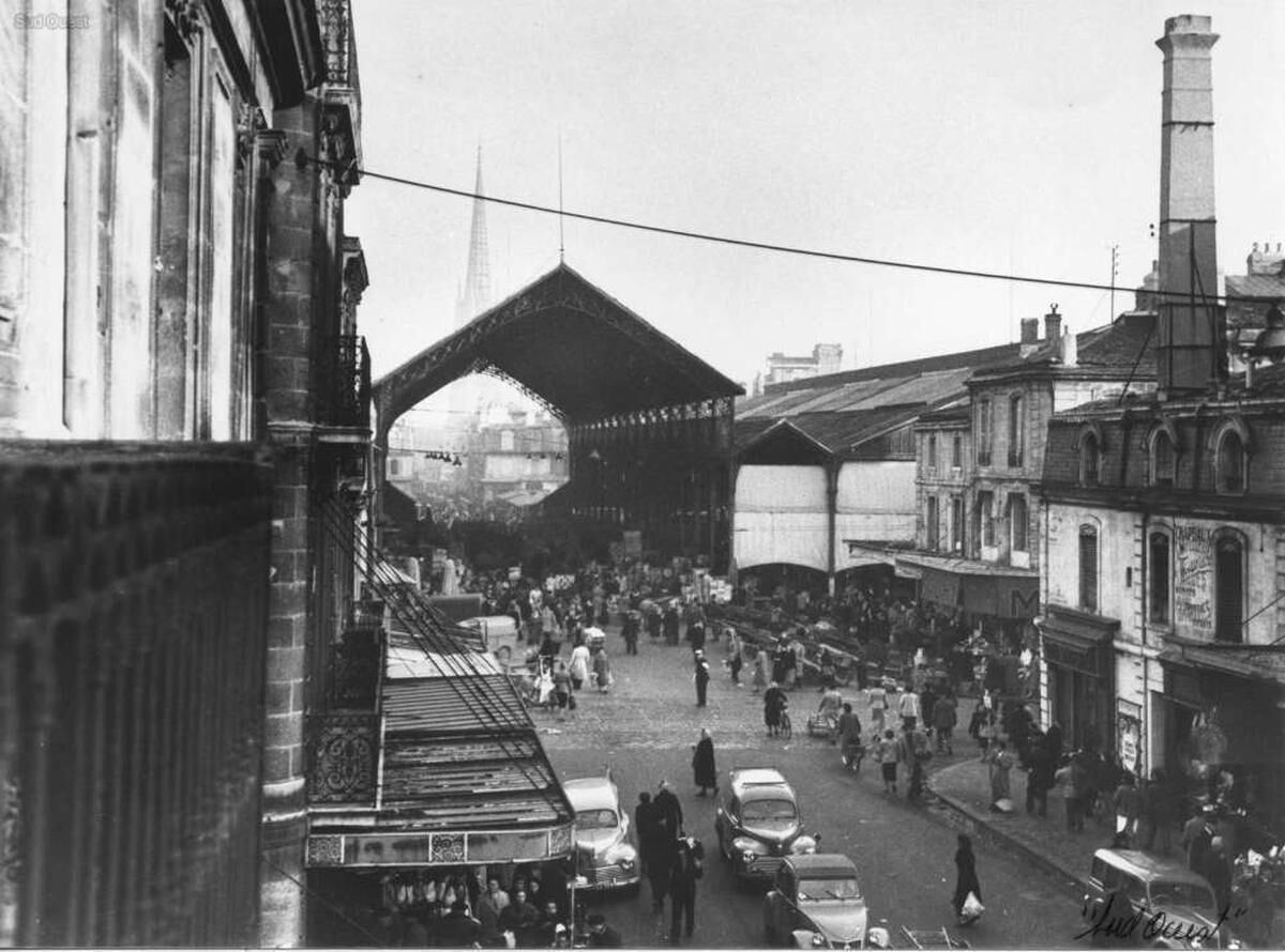 Les halles métalliques du marché installées en 1881 vues depuis le Cours de l'Yser, vers 1950.
