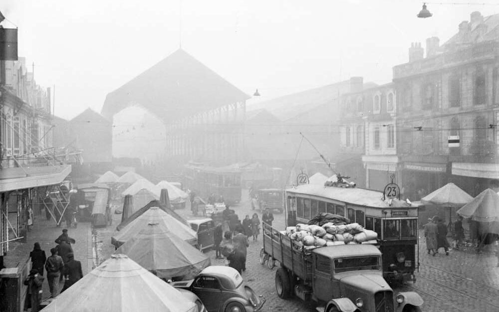 Les halles métalliques du marché installées en 1881 vues depuis le nord de la place, vers 1950.