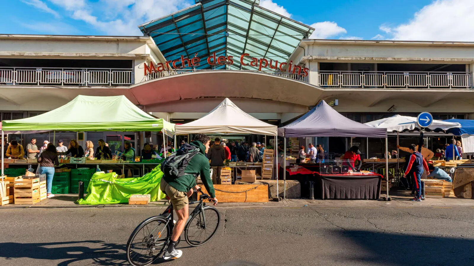 La façade principale (sud) du marché des Capucins.