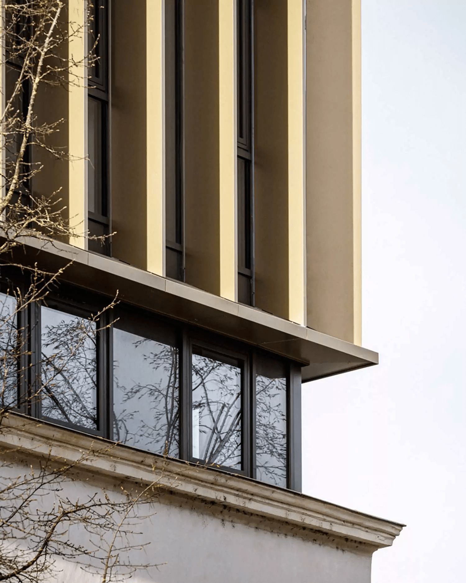 Détail du joint creux entre la façade ancienne et la surélévation